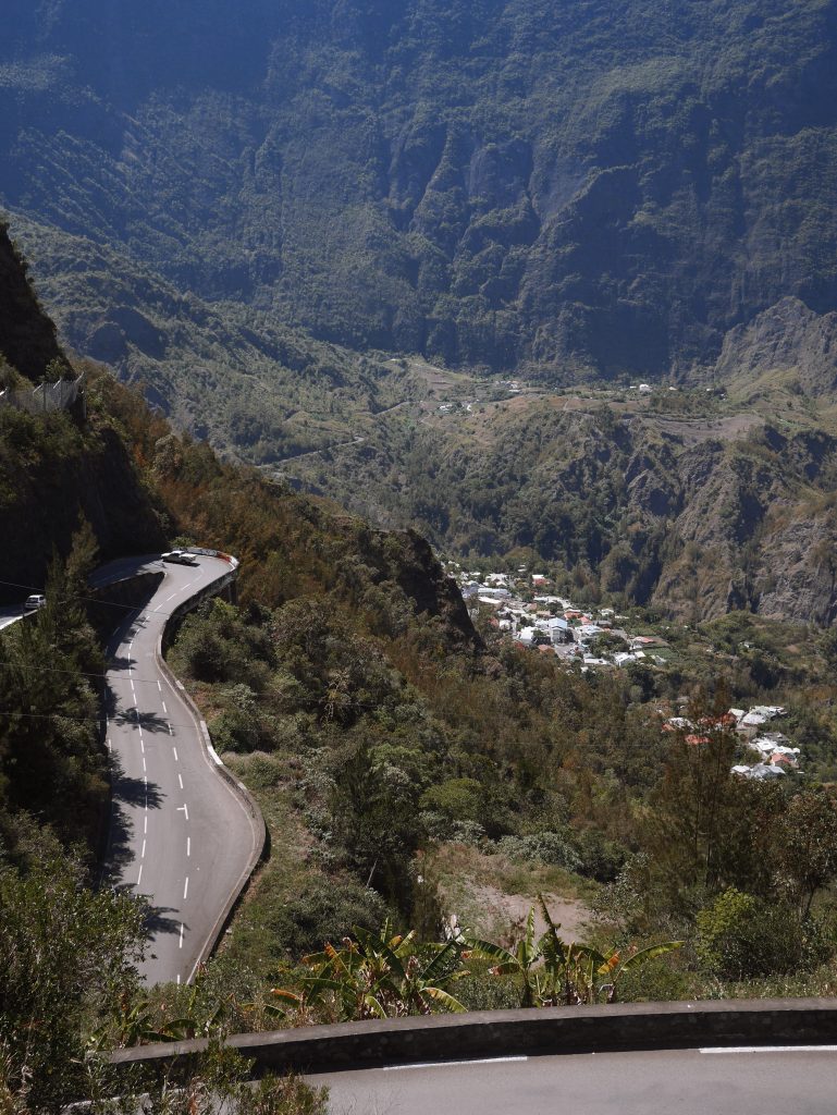 La Réunion: 10 activités incontournables pour un premier voyage 108 Cilaos-route-aux-400-virages