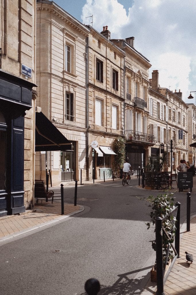 2 jours à Bordeaux : mon guide des incontournables 46 morgane-schaller-bordeaux-quartier-des-chartrons-rue